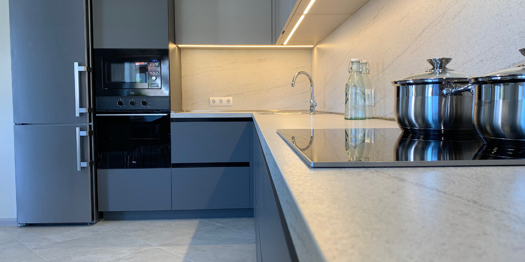 Постформинг против компакт‑плиты: честное сравнение HPL‑пластика и монолитного HPL без мифов