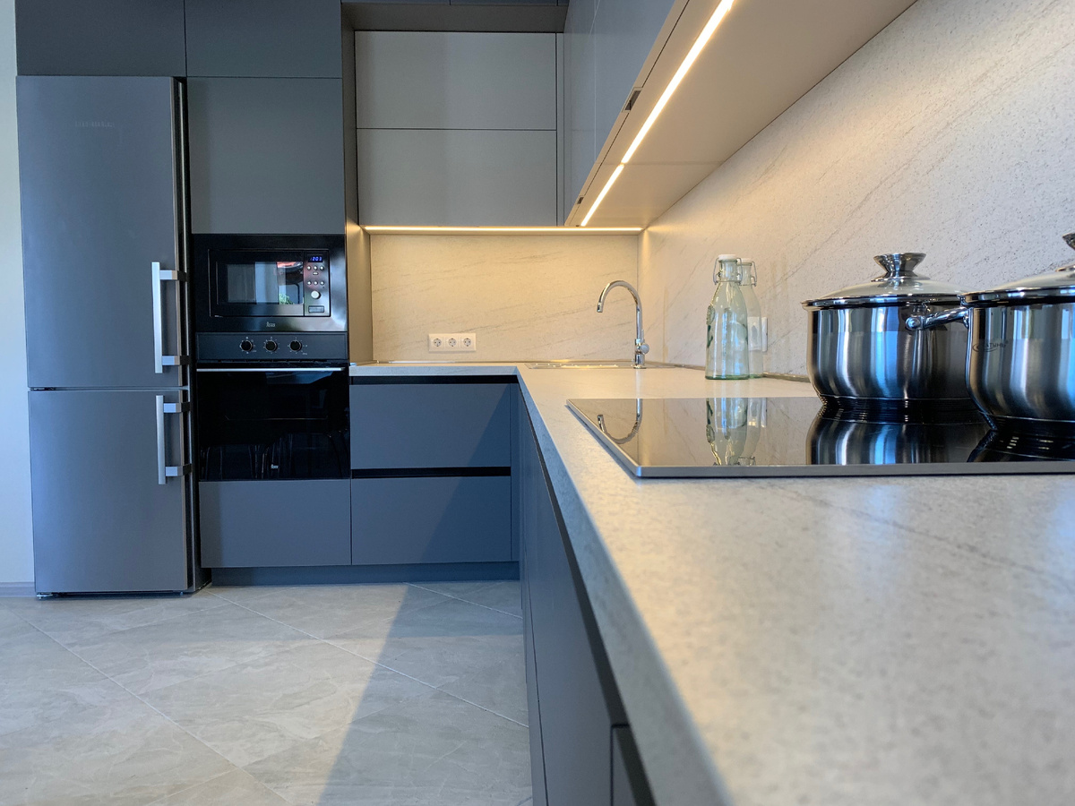 Постформинг против компакт‑плиты: честное сравнение HPL‑пластика и монолитного HPL без мифов