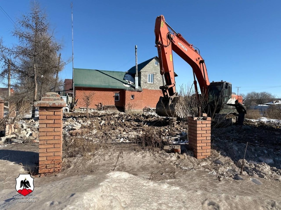    Перед началом работ все конструкции были проверены и отключены от коммуникаций. Фото: администрация Орска