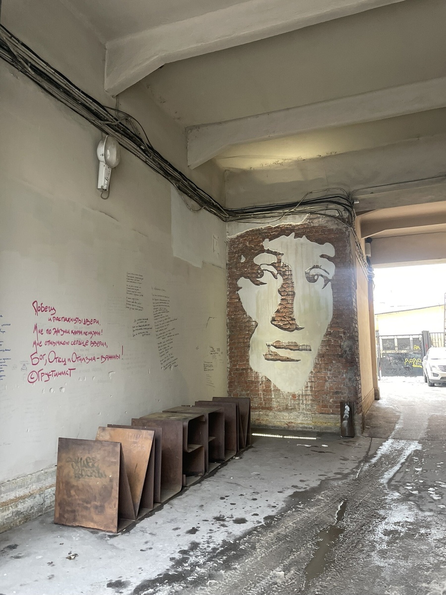 Арка во двор Фонтанного дома, где находится музей Ахматовой