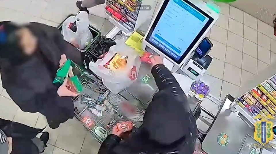    Действия злоумышленников записала камера видеонаблюдения. Скриншот видеозаписи, предоставленной УМВД России по Липецкой области.