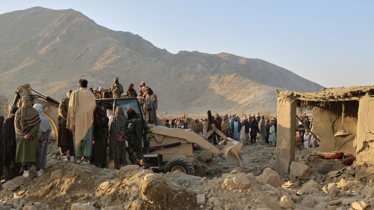   Hedayat Shah / AP- Бульдозер расчищает завалы дома, пострадавшего в результате удара пакистанской армии в районе Бехсуд провинции Нангархар, Афганистан, 22 февраля 2026 года