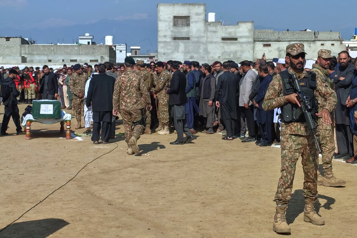   Солдат стоит на страже, пока армейские чиновники и другие присутствуют на похоронной молитве по офицеру, погибшему в результате теракта смертника в приграничном районе Банну, в Мансехре. Пакистан, 22 февраля 2026 года 
Saqib Manzoor / AP