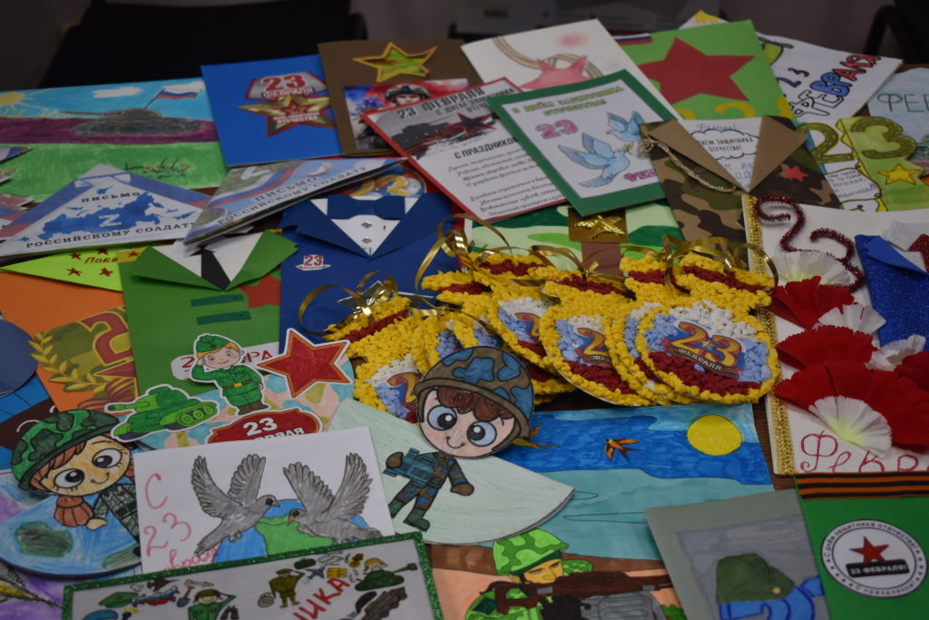    Праздничным открыткам и письмам от детей бойцы всегда очень рады. Фото Елены Крестьяновой, «ТАМАНЬ».