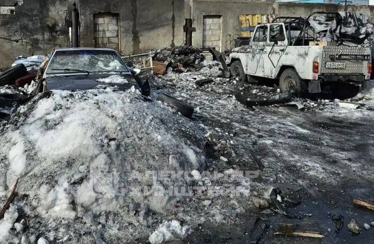     В Курске после атаки украинского БПЛА на автосервис повреждены 35 автомобилей