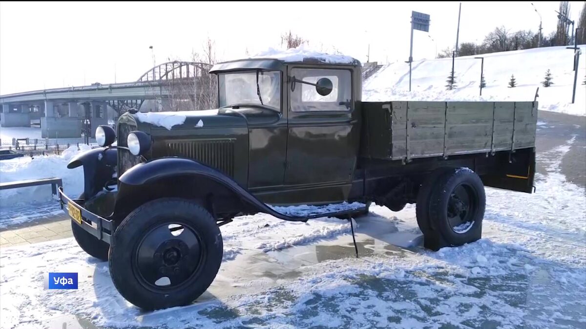    Уфимцы сообщают о повреждении раритетного автомобиля ГАЗ у стелы «Город трудовой доблести»