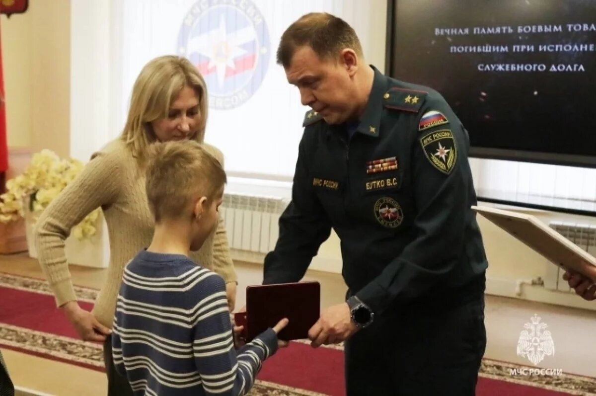    В Туле орден Мужества вручили семье погибшего при атаке БПЛА спасателя