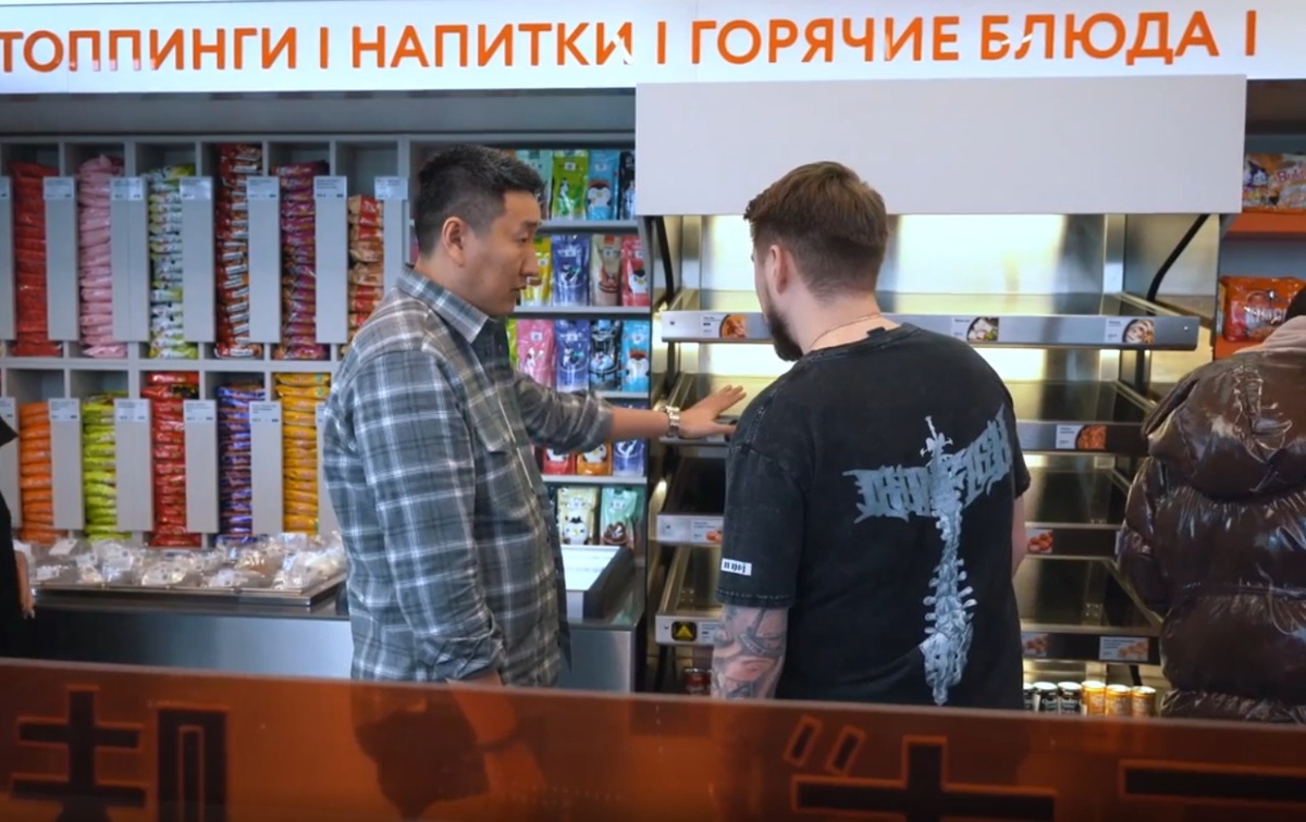 Руслан Ким инспектирует работу ресторана нового формата в Центральном районе г.Волгограда