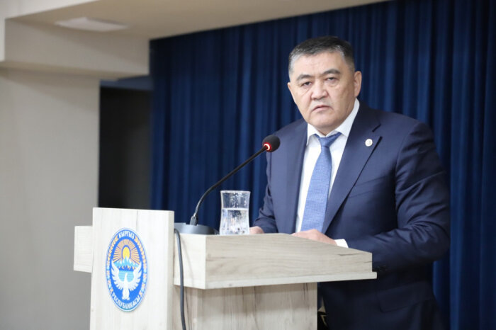    Камчыбек Ташиев на «собрании профилактического характера» с участием трех замминистра образования и науки Кыргызской Республики, ректоров вузов, директоров профессиональных лицеев и колледжей, январь 2025 года. Источник фото: пресс-служба ГКНБ Кыргызстана.