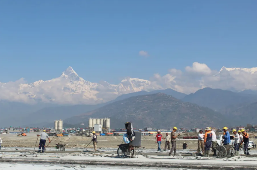 Строители укладывают дорожное покрытие в международном аэропорту Покхары, 2019 год. (Kathmandu Post)