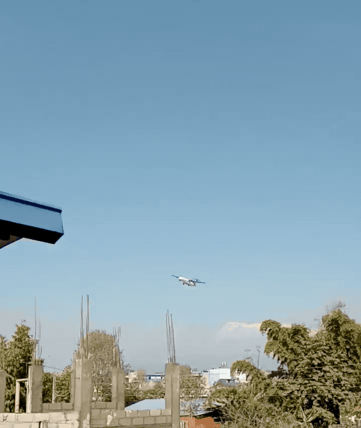 Свидетель снимал последние минуты полета рейса 691 со своего балкона. Он не успел запечатлеть момент столкновения, так как сразу после стоп-кадра бросился в укрытие, решив, что самолет летит прямо на него. К счастью, ни он, ни кто-либо другой на земле не пострадали. (Avherald)