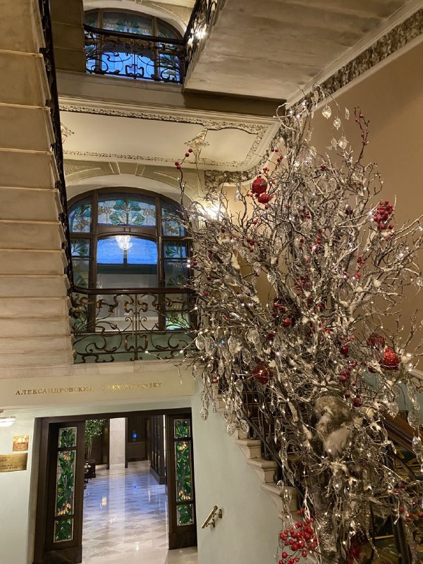 Центральная лестница