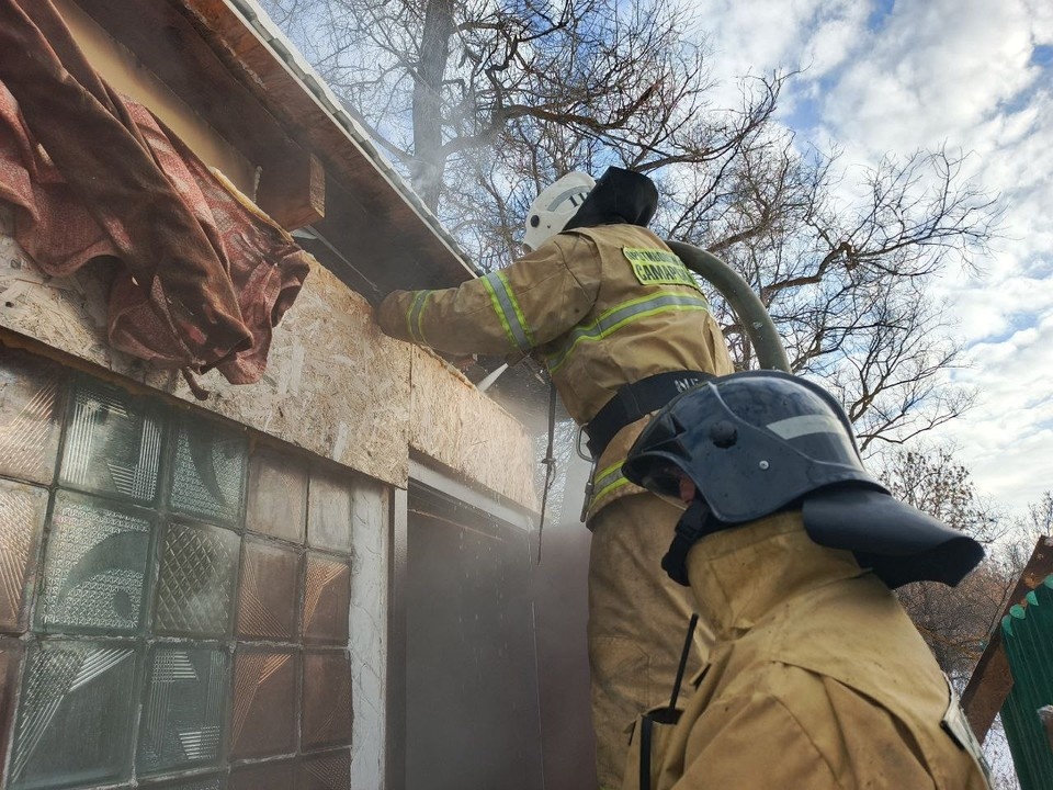    В пятницу, 27 февраля, в 15:37 поступило сообщение о возгорании бани в поселке Заливной на улице Озерной. Фото: Центр по делам ГО, ПБ и ЧС