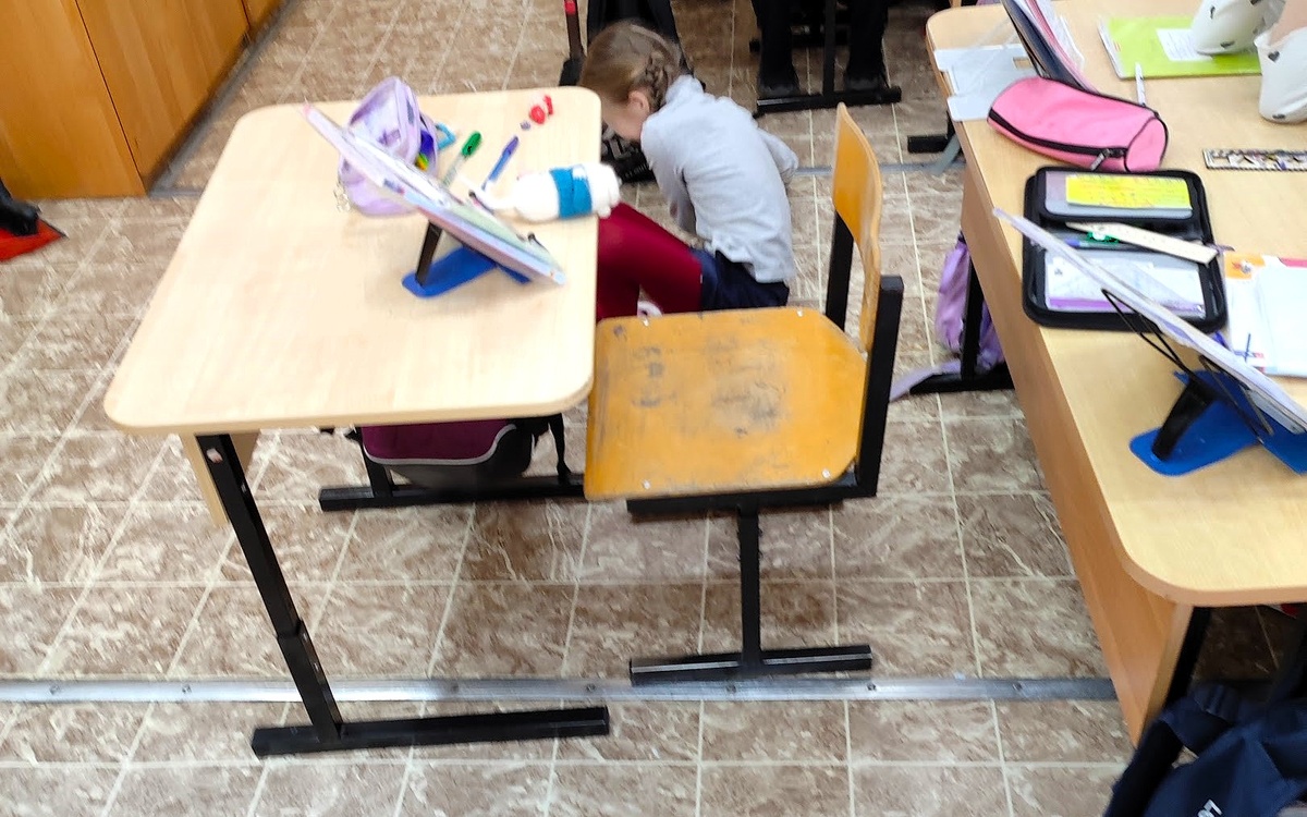 иногда парта надоедает. А под ней - веселее