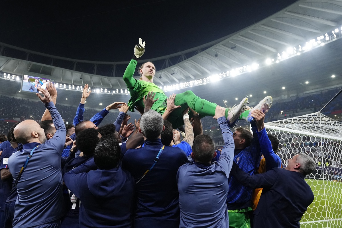    Еще одна личная победа Сафонова - признание партнеров, которые качали его после триумфа в Дохе./REUTERS