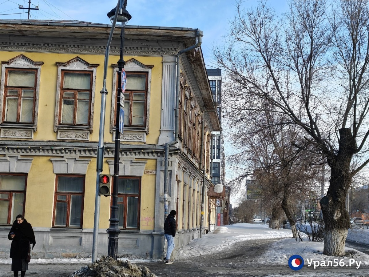    После публикации «Урал56.Ру» в Оренбурге сбили сосульку размером с человеческий рост