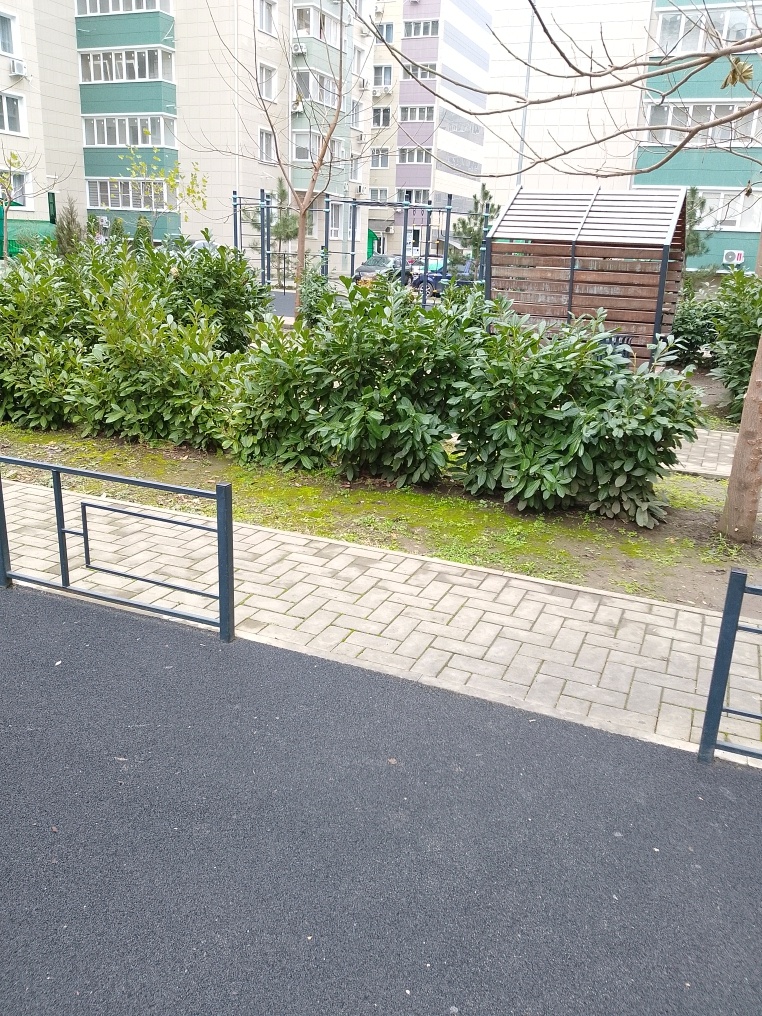 Зима. Двор, спортплощадка, домик для отдыха на свежем воздухе