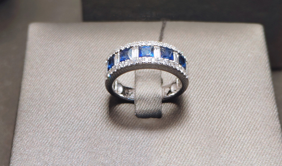 Золотое кольцо с сапфирами и биллиантами