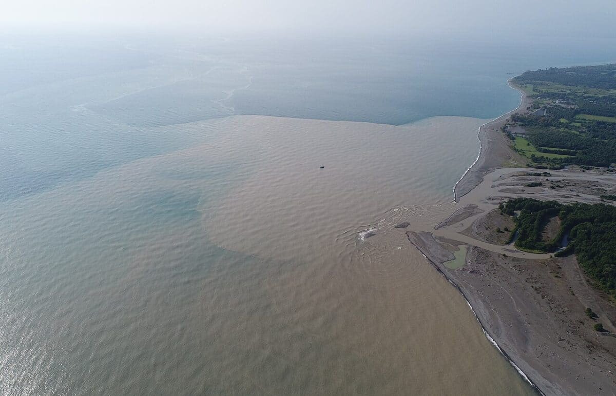    Плюм реки Кодор / © Osadchiev2, Wikipedia