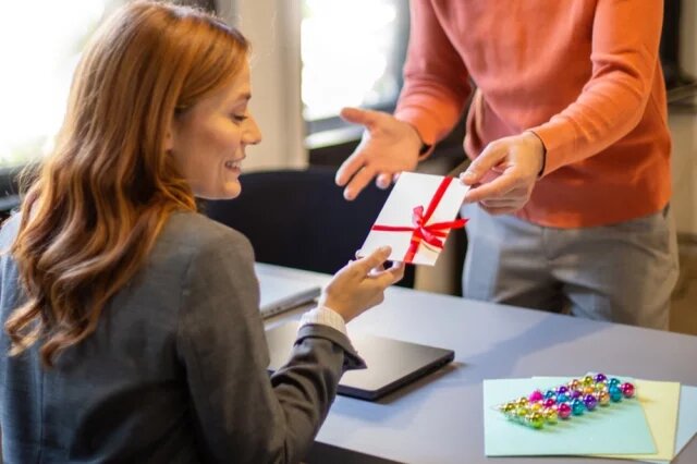    На какую сумму можно подарить сертификат учителю или воспитателю?