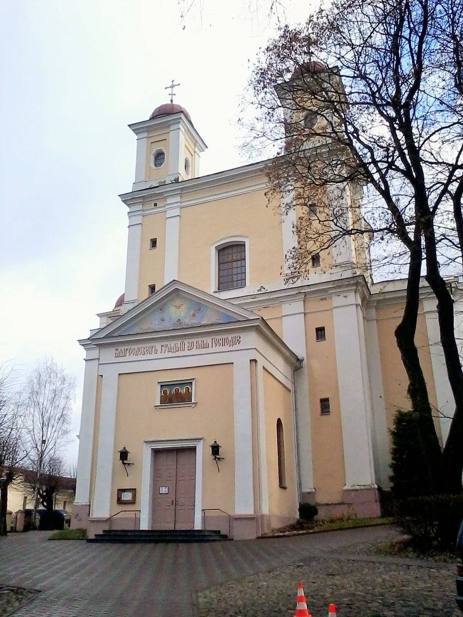 Православный Монастырь Святого Духа. Литва. Вильнюс. Над входом икона святых Виленских мучеников - Антония, Иоанна и Евстафия. Фото автора