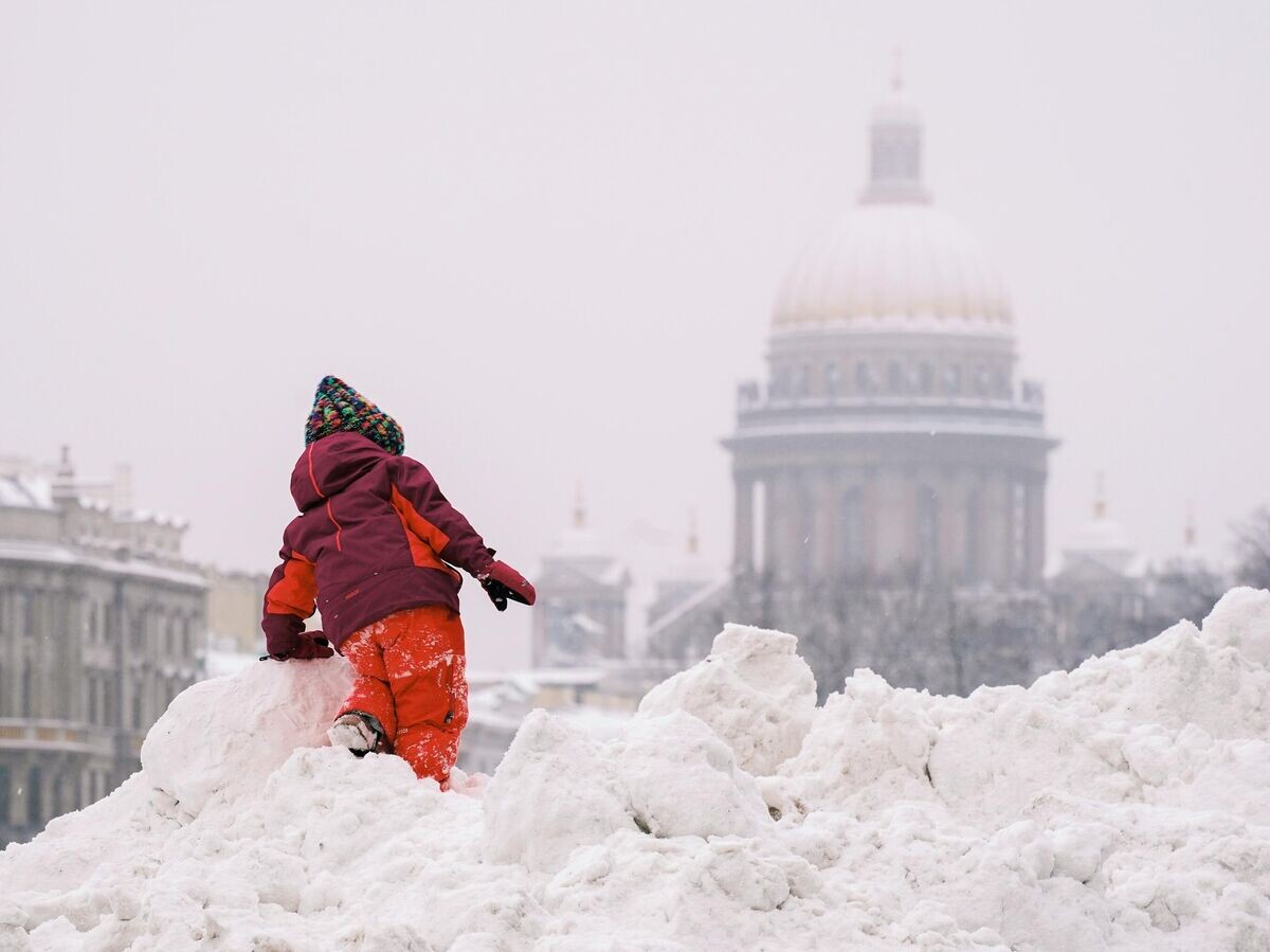    Ребенок играет в снегу на Дворцовой площади в Санкт-Петербурге | © РИА Новости / Алексей Даничев