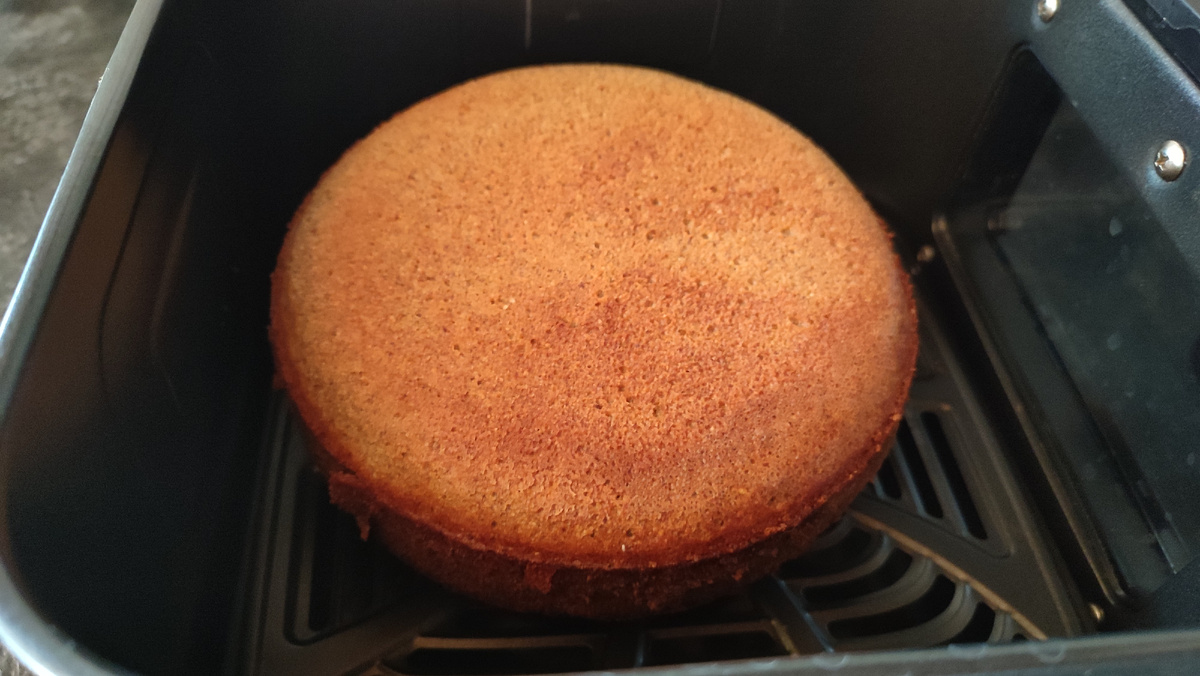 Это перевернула хлеб и дожарила дно