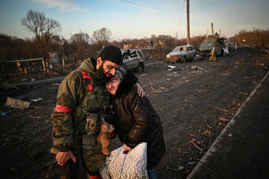    Военнослужащие подразделения спецназа «Ахмат» проводят эвакуацию мирных жителей. / Источник: © Сергей Бобылев/РИА Новости