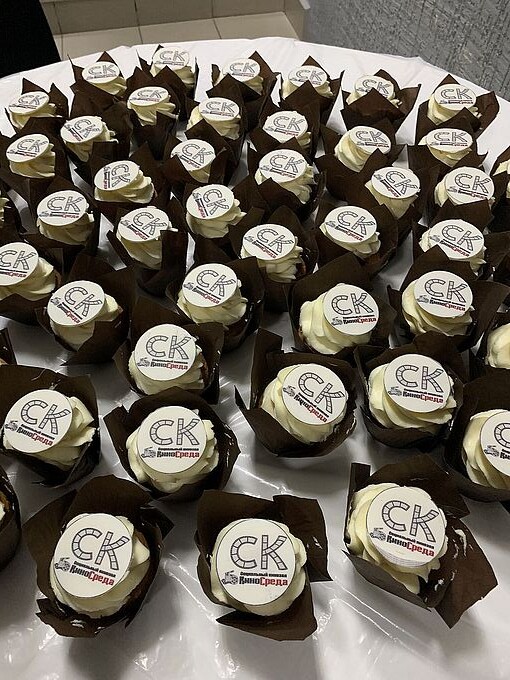 Пирожные с логотипом Социального кинозала