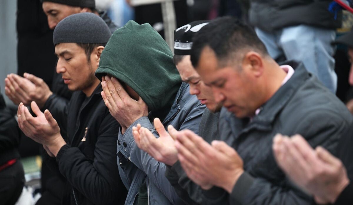     Мусульмане во время намаза. Источник: ria.ru Автор фото: Павел Бедняков