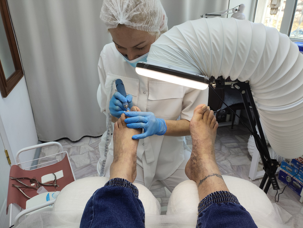 Начало. Ковыряет бормашинкой