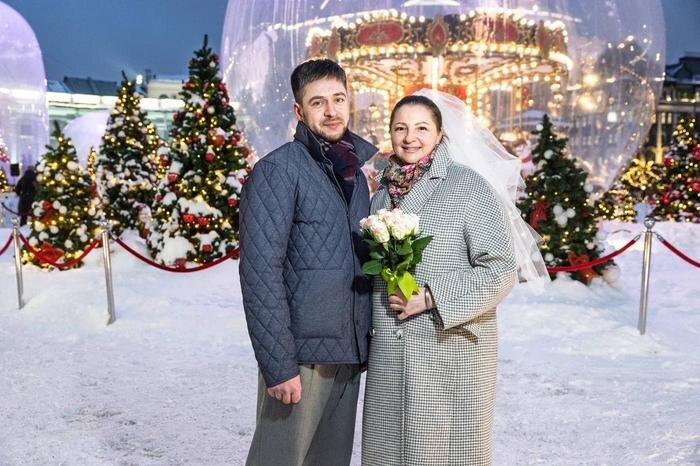 Пара, сыгравшая свадьбу в «Саду благодарности врачам и врачебному делу» в Москве. Фото © VK / Управление ЗАГС Москвы