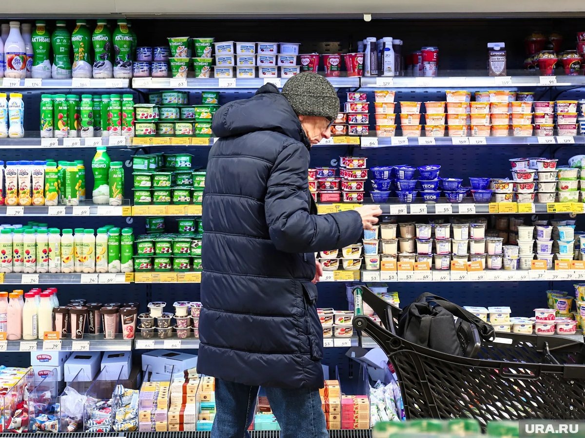     Россияне стали покупать меньше молочных продуктов с высокой добавленной стоимостью - сыров, творожков и других, говорит экономист Леонид Холод