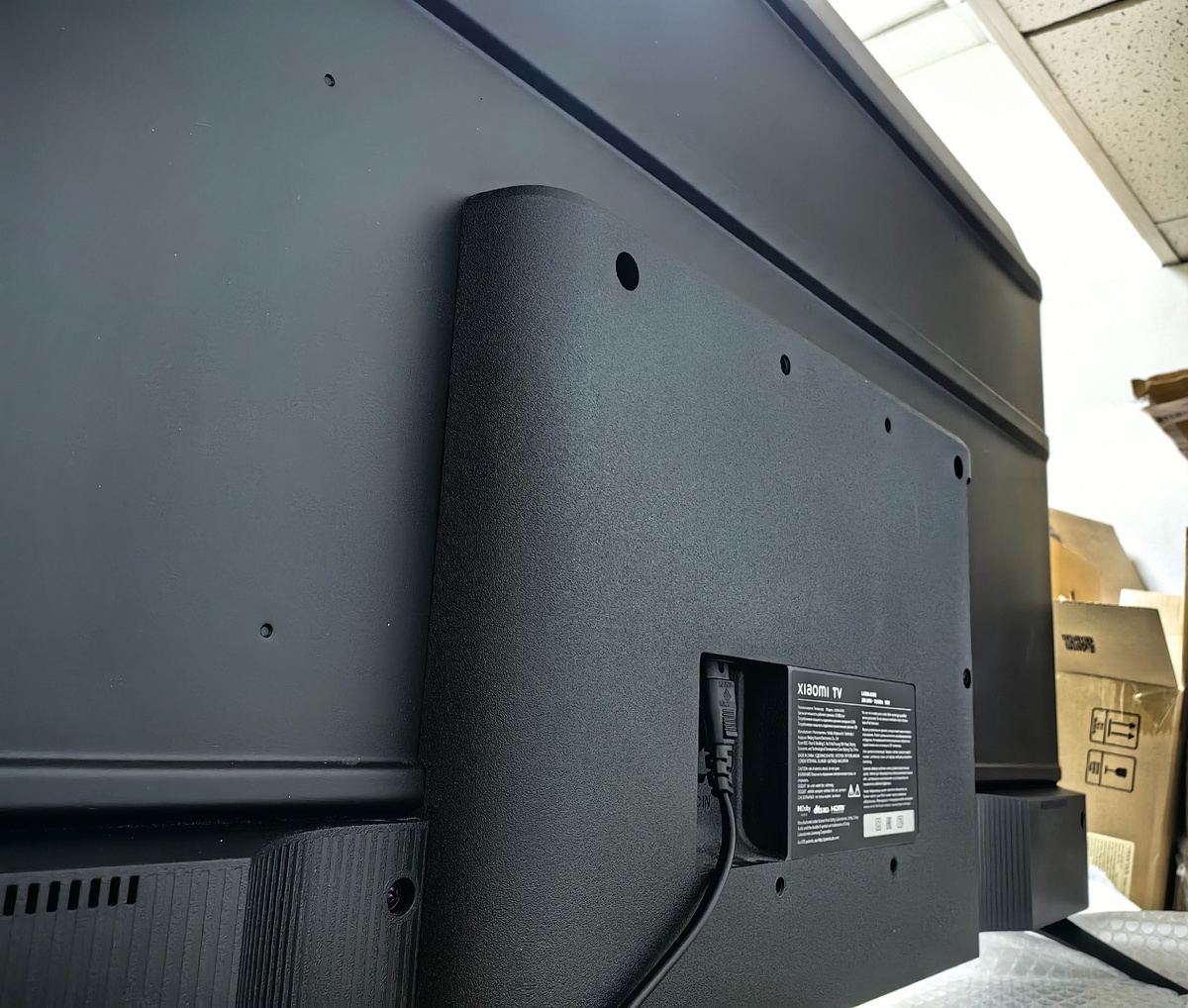 Справа на задней панелей есть входы/разъёмы для кабелей. Нам нужен вход USB-A.