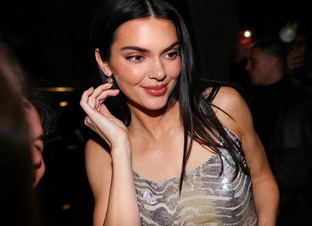    Образ дня: Кендалл Дженнер блистает на миланской Неделе моды в золоте и серебре