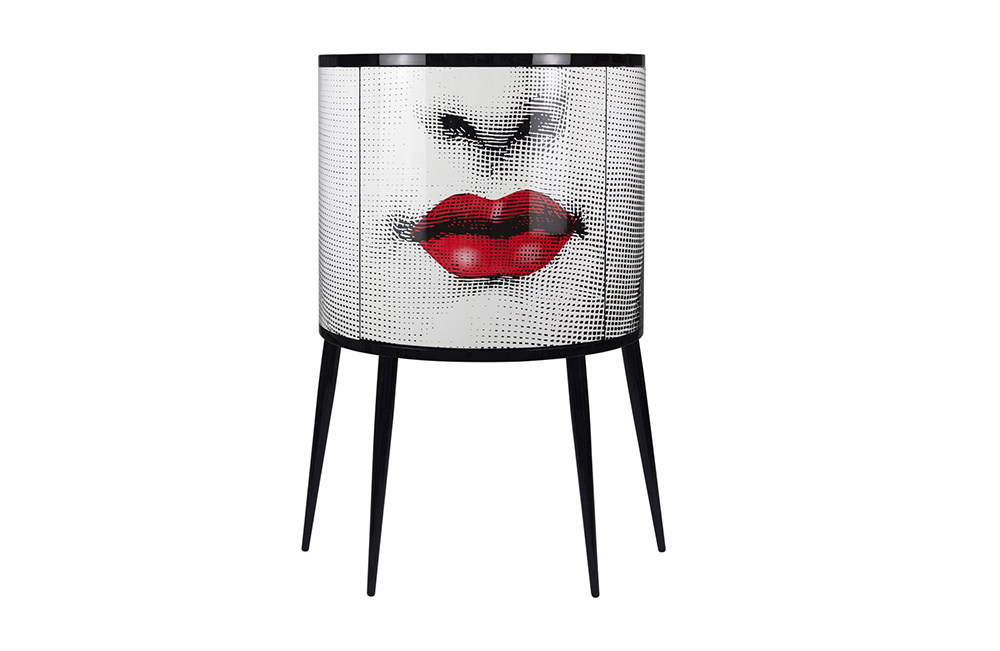     Расписанная вручную консоль Fornasetti Tema e Variazioni.    
 Фото: ЦУМ