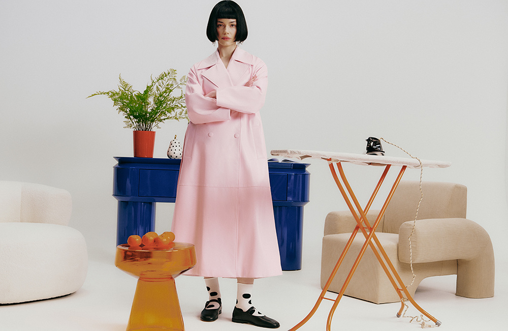     На фото дофаминовый образ из коллекции Fashion Rebels, представленной в коллаборации с брендом дизайнерской мебели Cosmorelax.    
 Фото: пресс-служба