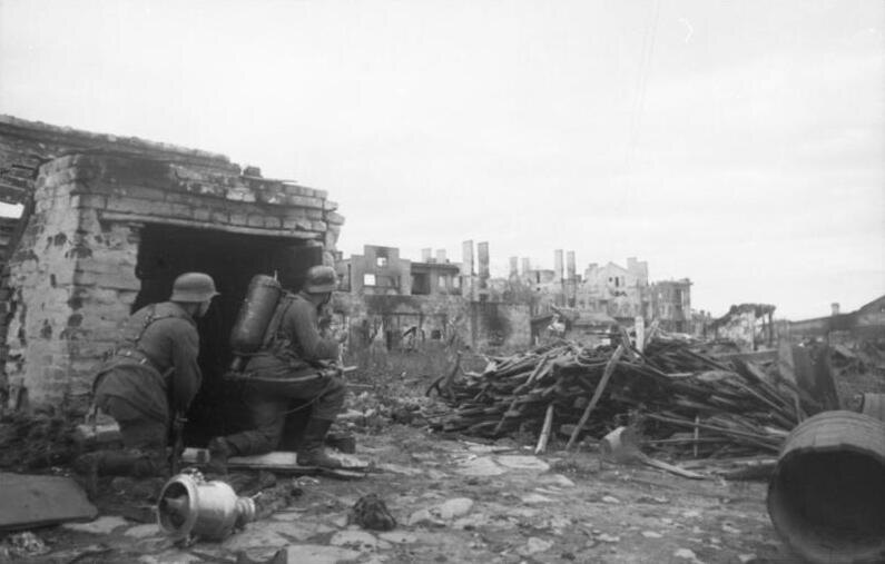 Немецкий солдат с ранцевым огнемётом Flammenwerfer 35. Сталинград, 23.09.1942