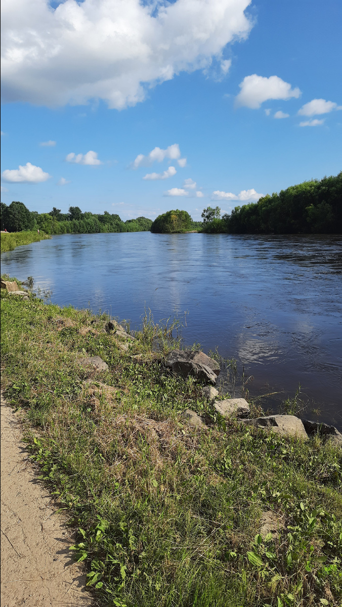 Река в центре города. Я любила прогуляться по набережной.
