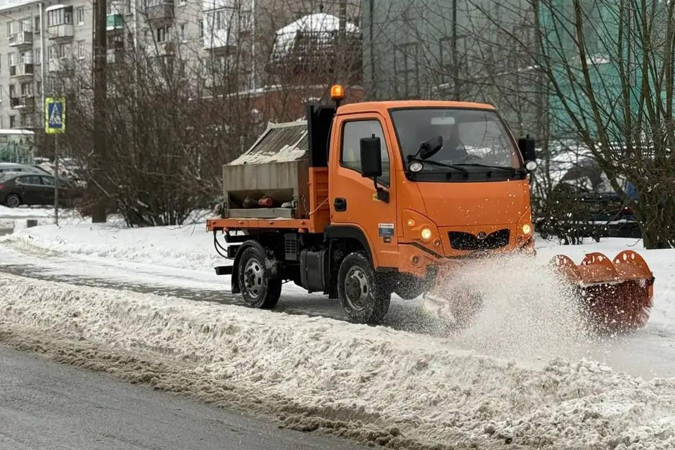    В Петербурге продолжают убирать улицы после снегопада. Фото: t.me/razumishkin