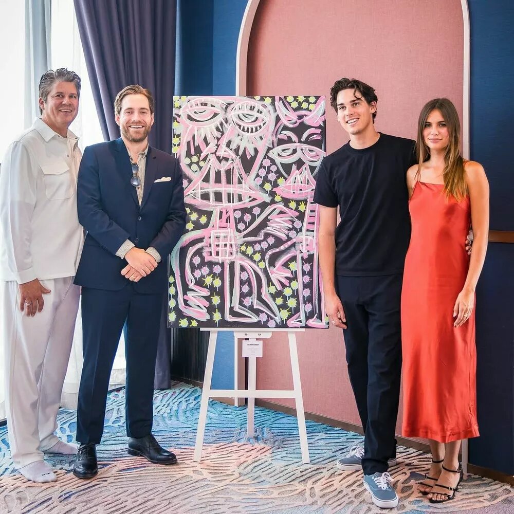 Пэрис с девушкой (справа)📷
