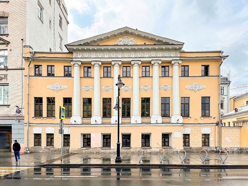 Москва, усадьба Лепешкина-Демидова. Здание построено по проекту Осипа Бове в 1818 году в стилистике позднего классицизма.