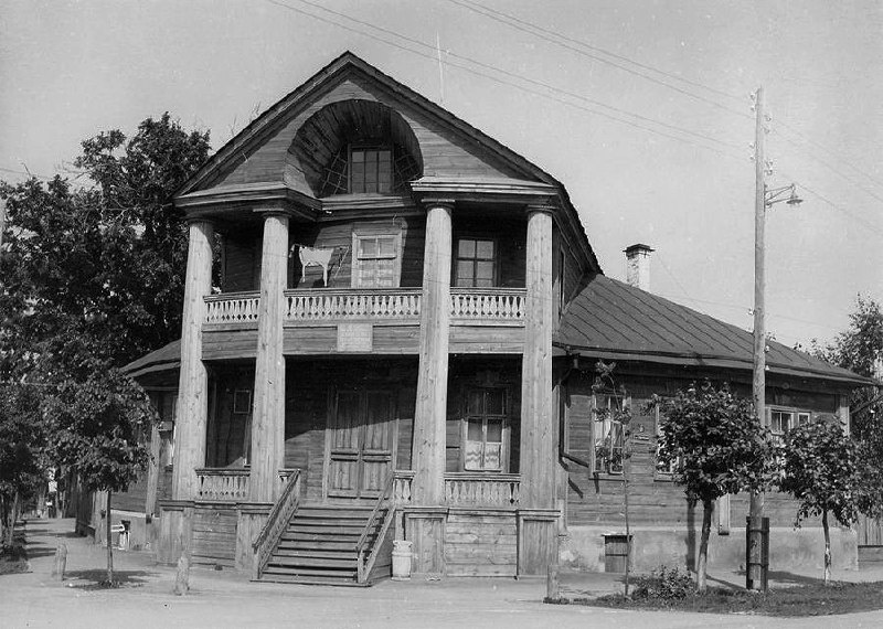 г. Арзамас, Усадьба Ханыкова. Построена в начале XIX века (1810-1820-х гг), памятник архитектуры позднего классицизма.