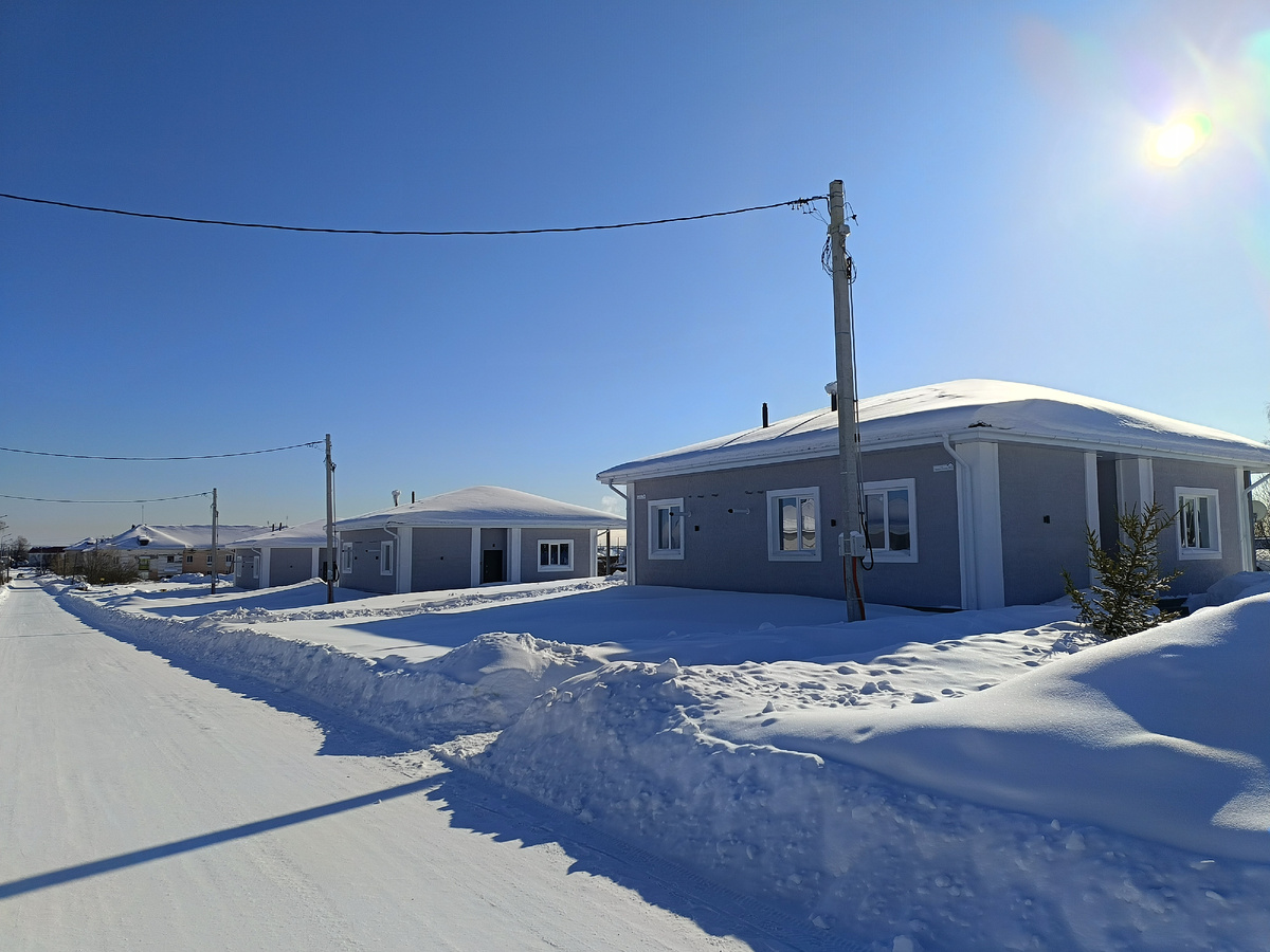 С одной стороны ул. Уральского комсомола