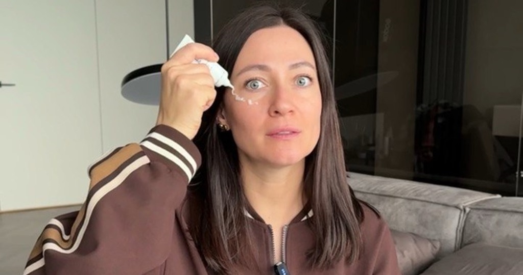 Лайфхаки, которые помогут продлить молодость кожи вокруг глаз👇