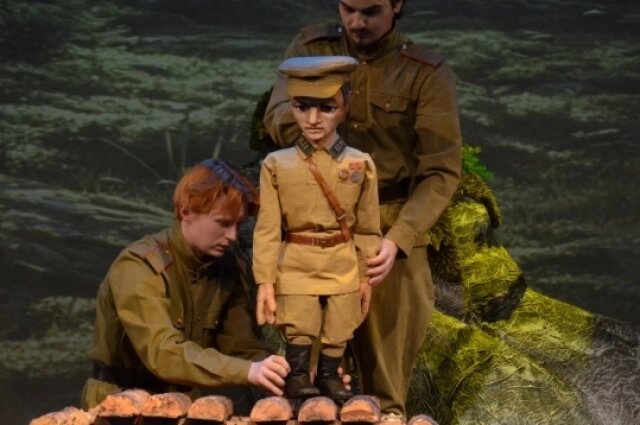    Сцена из спектакля «Озарённый первым салютом». Фото: Белгородский театр кукол