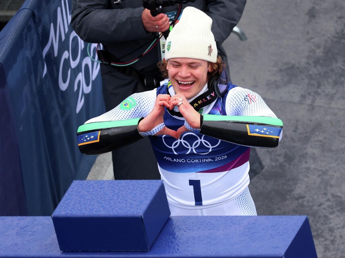    Горнолыжник Лукас Пинейро Браатен из Бразилии празднует победу в гигантском слаломе среди мужчин на зимних Олимпийских играх в Италии | © REUTERS / Denis Balibouse