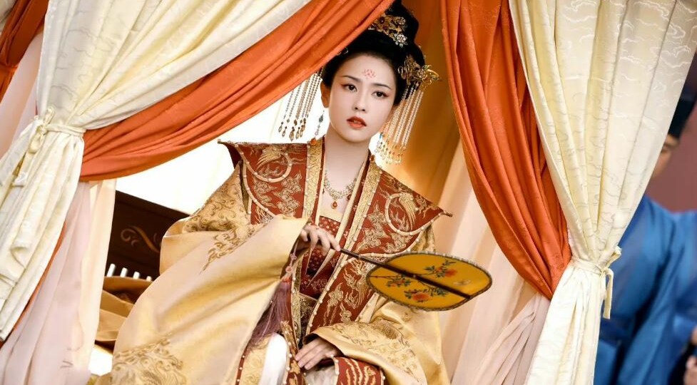 Это роскошное фэнтези является произведением высокого искусства с точки зрения визуала, сюжета и смыслов