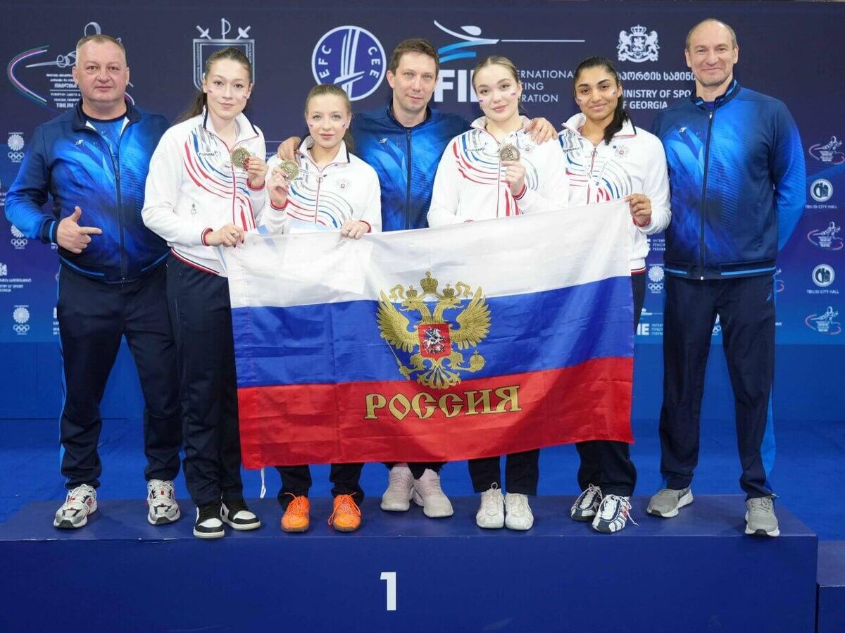    Российские фехтовальщицы на пьедестале почета с золотыми медалями | © Олимпийский комитет России/Telegram