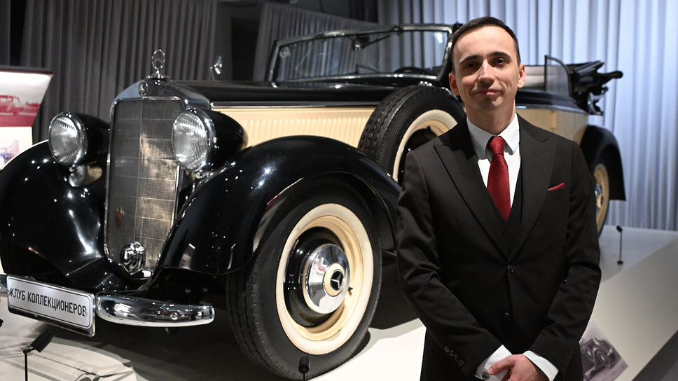 Коллекционер Роман Штукин и его Mercedes-Benz 230 Cabriolet B.📷Фото: Антон Новодерёжкин / Коммерсантъ